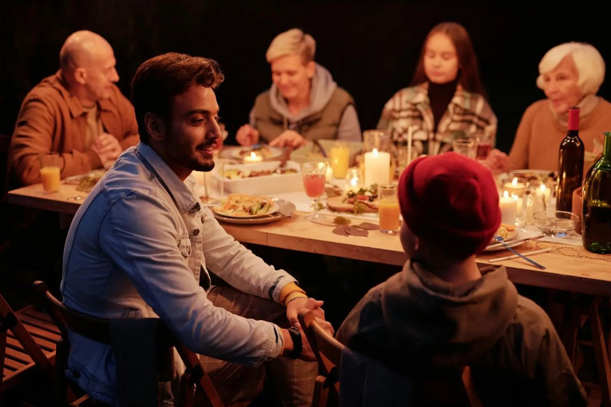 Marcus Kitzmann (im Hintergrund links) mit Freunden und Familie im Ferienhaus am Tegernsee